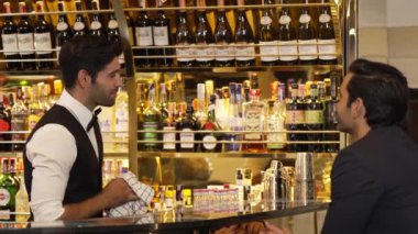 Güzel görünümlü barmen, buzlu soğuk bardakla müşteriye hoş geldin içkisi ikram ederek, büyüleyici profesyonelliğiyle ilk izlenimi sıcak bir şekilde karşıladı. Vinosity.