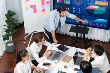 Ofiste sunum ya da analist ekibiyle toplantı odasında mali verileri analiz etmek için BI Fintech 'i kullanmak. İş adamları stratejik planlama için TV ekranında BI gösterge panelini inceliyor.