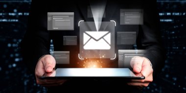 İş adamı e-posta kutusunu kontrol ediyor, daha iyi verimlilik için mesajları düzenliyor ve önceliklerini belirliyor. Etkili iletişim için akıllı e-posta teknikleri öğren. FaaS