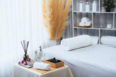 Lüks spa merkezindeki kaplıca masasında güzellik ve güzellik salonu aksesuarları. Spa masajı ve eğlence arka planı konsepti. Sessiz.