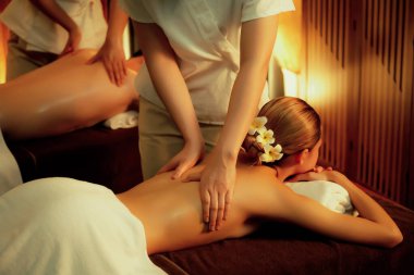 Kafkas çift müşterileri stres önleyici spa masajının keyfini çıkarıyorlar ve lüks otel veya otellerde sıcak mum ışığında güzellik derisi eğlenceleriyle şımartıyorlar. Sessiz.