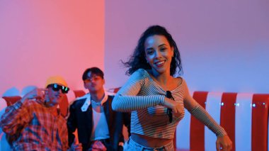 İspanyol dansçı çeşitli arkadaşlar birlikte dans ederken hareket eder. Mutlu profesyonel hipster el sıkışırken aynı zamanda çok kültürlü bir grubu destekliyor ve cesaretlendiriyor. Mutluluk.