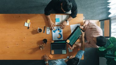 Başarılı bir projeyi kutlamak ya da satışları artırmak için dizüstü bilgisayara bakıp bir yandan beşlik çakarken bir yandan da bardak tokuşturan iş adamlarının en iyi görüntüsü. Birleşmeyi, takım çalışmasını, birlikteliği temsil etti. Cemaat.