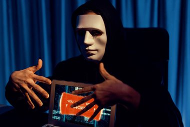 Suçlu anonim maskesinin şifrelemesi, güvenli olmayan özel hayatın dizüstü bilgisayarını hackleyerek başarılı oldu. Yükleme servisinin büyük bir veritabanını kullanarak ya da kopya çekerek. Bireysel.