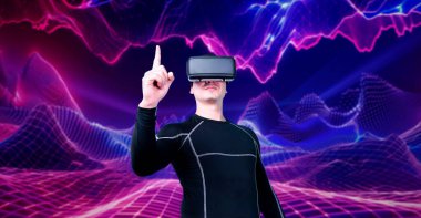 Cüppeli ve soyut arka planda duran Asyalı zeki bir adam. Uzman oyuncu metaevrene giriş yaparken arttırılmış gerçeklik kulaklığı takıyor ve video oyunu oynuyor. Yaratıcılık.