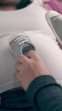 Hamile çift, evde sevgi hisseder ve rahatlar. Hamile bir kadın hamile karnında bebek taşıyor. Baba, hamile anneye göz kulak ol. Annelik ve hamilelik bakımı kavramı.