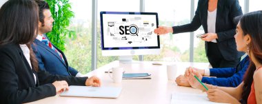 Model e-ticaret için SEO arama motoru optimizasyonu ve bilgisayar ekranında gösterilen çevrimiçi perakende işi