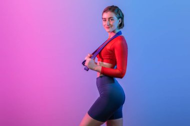 Vücut uzunluğunun tamamı atletik ve sportif, elastik direnç bandıyla izole edilmiş arka planda duran genç bayanı çekiyordu. Sağlıklı aktif ve vücut bakımı yaşam tarzı.