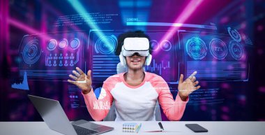 Masada kitap ve dizüstü bilgisayarla ödev yaparken metaevreleri birbirine bağlayan dizüstü bilgisayar ve artırılmış gözlük kullanan bir kız. Öğrenci holograma bakıyor ve yapay zekayı kullanıyor. Yaratıcılık.