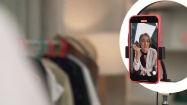 Kadın Etkilenen Vlog video görüntülerini canlı yayınlıyor Makyaj primi sosyal medya veya blog. Kozmetik stüdyosu ışıklandırmalı mutlu genç kız çevrimiçi pazarlama oturumu yayını için..