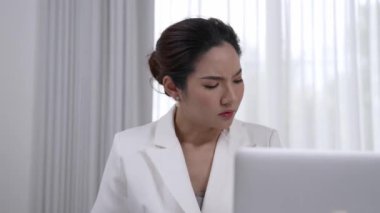 Borç ve ekonomik zorluklardan bunalmış, stresli bir iş kadını telefona sarılıp banka ya da üniversitelerle sözleşme imzaladı. İflas riskiyle birlikte gecikmiş fatura bildirimi. Canlılık