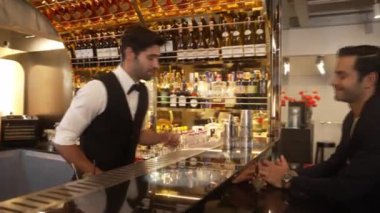 Akıllı barmen, lüks bir tezgahta arkadaşını beklerken limonlu cin kokteyli ikram ediyor. Barmen, canlı gece hayatı parti atmosferinde mükemmel hizmet veriyor. Vinosity.