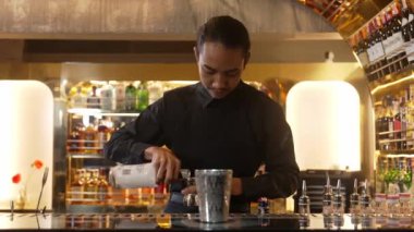 Asyalı barmenin karışık kokteyl likörünü likör karışımına katması, özel reklamı yaratıcı, canlandırıcı, bar lüksünde canlandırıcı bir vitrin haline getiriyor. Vinosity.