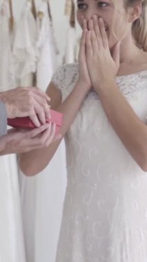 Gelinlik giymiş mutlu gelin ve damat düğün törenine hazırlanıyor. Kadın ve erkeğin romantik aşkı..