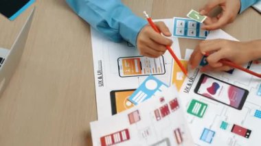 Mobil uygulama ya da web sitesi için kullanıcı arayüzü prototipi planlayan şirket çalışanlarının en iyi görünüm videosu. UX UI tasarımcı beyin fırtınası kullanıcı dostu arayüz planı. Sinerjik