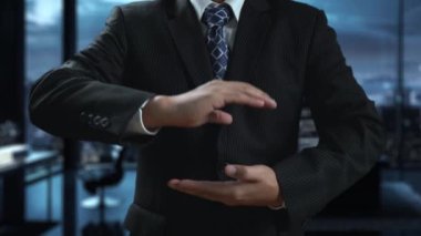 İş adamı e-posta kutusunu kontrol ediyor, daha iyi verimlilik için mesajları düzenliyor ve önceliklerini belirliyor. Etkili iletişim için akıllı e-posta teknikleri öğren. Kullanıcı Kimliği
