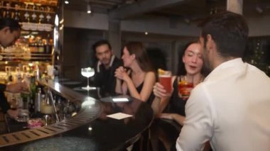 Kokteyl palomasıyla kadeh kaldıran bir çift ve lüks bir barda, canlı sohbetlerde eski moda arkadaşlarıyla Margarita içerken canlı bir gece kulübünde özel bir partiyi kutlayan bir çift. Vinosity.