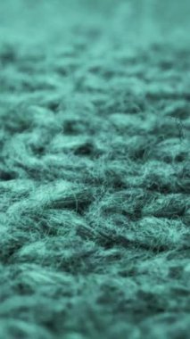 Makro doli çekimde koyun yünü kumaş dokusunun aşırı detaylı görünümü. El işi örgü örmek için akıcı hayvan lifleri. Tekstil soyut arka planı. Kışın moda endüstrisi.