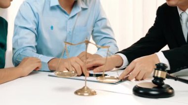 Avukat, hukuk bürosunda pazarlık yoluyla iş anlaşmazlığını çözmek için iki taraf arasında uzlaşma teklif ediyor. Yasal arabuluculuk ve çatışma çözme servisi. Ağır çekim. Katı.