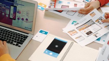 Mobil uygulama ya da web sitesi için kullanıcı arayüzü prototipi planlayan şirket çalışanlarının panorama videosu. UX UI tasarım beyin fırtınası kullanıcı dostu arayüz planı tasarlıyor. Sinerjik