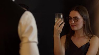 Kulüpteki sosyal toplum ortamının keyfini çıkarırken limonlu limon dilimlenmiş limonlu votka kokteyli içtiği için barmen ile konuşan güzel müşteriye odaklanmak. Vinosity.