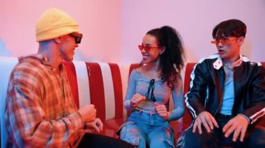 Şık gözlükler takan Happy dans takımı şehir pop veya hip hop müziğine taşınıyor. Modern restoranda birlikte komik serbest dans ederken profesyonel sanatçı grubu oturuyordu. Mutluluk.