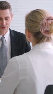 Şirket ofisindeki yönetici ve mülakatçıyla iş görüşmesinde iş arayan biri. Profesyonel kariyer fırsatı arayan genç mülakatçı. İnsan kaynakları ve adam toplama kavramı.