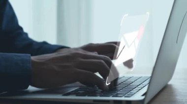 İş adamı e-posta kutusunu kontrol ediyor, daha iyi verimlilik için mesajları düzenliyor ve önceliklerini belirliyor. Etkili iletişim için akıllı e-posta teknikleri öğren. Kullanıcı Kimliği