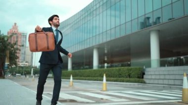 Başarılı bir iş adamı yürürken satışların artmasını kutluyor. Mutlu proje yöneticisi ya da erkek lider başarılı bir projeyle gurur duyuyor, terfi alıyor, iş buluyor. Aşırı sevinç ve mutluluk. Sevinçli..