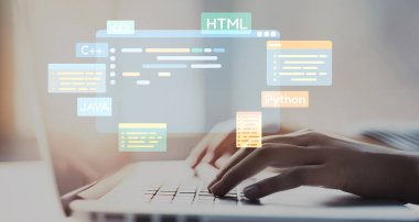 Yeni uygulama mobil telefon geliştirme için HTML, Python, Java ve C EIDE gibi çeşitli programlama dillerinin kodlama dijital örtüleri ile yazılım geliştirici veya programcı çalışması
