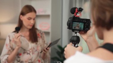 Etkilenen iki ortak canlı yayında video görüntülerini çekiyor makyaj malzemesi prim sosyal medya veya blog. Kozmetik stüdyosu ışıklandırmalı mutlu genç kız çevrimiçi pazarlama oturumu yayını için..