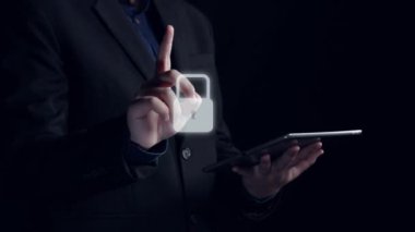 İş adamı siber güvenliğin özünü keşfeder. Siber koruma yöntemlerini, tehditleri derinlemesine araştır ve siber güvenlik duruşunu güçlendir. Siber güvenlik çağında UUID 'de gezinmek için gerekli