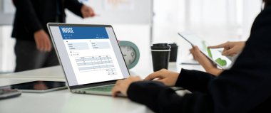 Muhasebe uygulamasından gelen fatura bilgisayar ekranında. Şirket işlerinin finans ve bütçesi için bilgisayar programı. Rahatça..