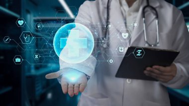 Doktor elinde tablet tutarken ve tıbbi haç ikonu hologramı tutarken yaklaş. Tıbbi araştırma ve teknoloji kullanarak, uzman pratisyen hekimlerin kontrol ve teşhisi. İyileştirici.