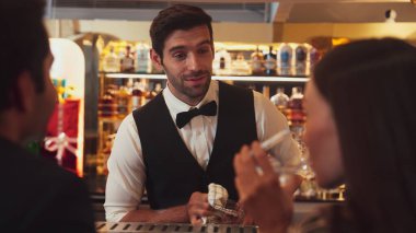 Lüks barlarda cin kokteyli ya da tonik servisi yapan zeki barmenlere odaklanmak, sıcak gece kulübünün arka planında VIP müşteri çiftiyle canlı sohbetler yapmak. Vinosity.