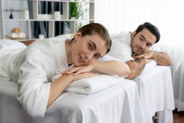 Kafkas çift müşterisi stres önleyici spa masajının keyfini çıkarıyor ve lüks otel veya oteldeki gündüz açık hava ortamında güzellik teniyle eğleniyor. Sessiz.