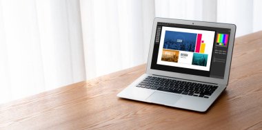 Web sayfasının modern tasarımı ve bilgisayar ekranında gösterilen ticari reklamlar için grafiksel tasarımcı yazılımı