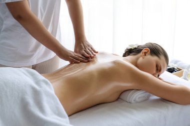 Kafkasyalı kadın müşteri stres önleyici spa masajının keyfini çıkarıyor ve lüks otel ya da oteldeki gündüz açık ortam güzellik salonunda güzellik teniyle eğleniyor. Sessiz.