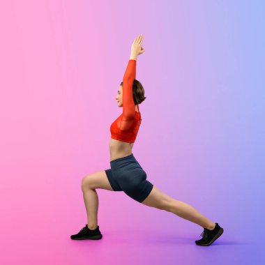 Vücut uzunluğunun tamamı atletik ve sportif kadınlar tarafından izole edilmiş arka planda sağlıklı ve meditasyon egzersizi yaparken çekildi. Sağlıklı aktif ve vücut bakımı yaşam tarzı