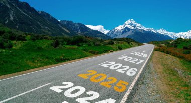2025 yılbaşı seyahati ve gelecek vizyon konsepti. 2025 'in başında mutlu bir yeni yıl kutlaması için yola çıkan doğa manzarası sevinç ve başarıyla başlıyor. .
