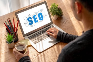 Model e-ticaret için SEO arama motoru optimizasyonu ve bilgisayar ekranında gösterilen çevrimiçi perakende işi