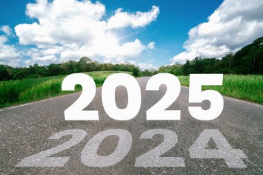 2025 yılbaşı seyahati ve gelecek vizyon konsepti. 2025 'in başında mutlu bir yeni yıl kutlaması için yola çıkan doğa manzarası sevinç ve başarıyla başlıyor. .