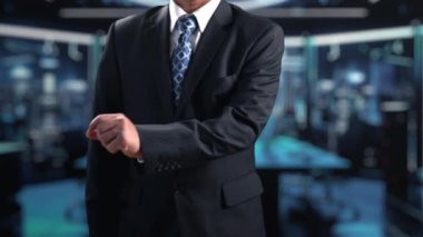 İş adamı iş büyümesi için ölçümleri değerlendirir, genişleme hedefleri koyar. İnovasyon ve strateji 2025 yoluyla sürekli iş büyümesini teşvik etme hakkında görüşler. Kullanıcı Kimliği