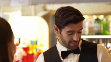 Güzel görünüşlü, zeki barmen dostu sohbet içecek barında VIP müşteriyle konuşuyor. İçki listesi tavsiye ediyor. Temiz profesyonel barmende harika bir ilk izlenim bırakıyor. Vinosity.