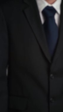 İşadamı, ticari kar artışının gelecekteki hedefe arttığını gösteren imalı bir tablo çizdi. Şirket işlerinin yükselmesi için mükemmel bir mali durum. Finans ve para teknolojisi .