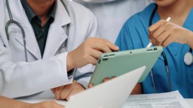 Hastane masasında birlikte çalışan ve tıbbi tedavi ya da sağlık hizmeti planlayan profesyonel bir grup. Takım çalışması başarılı hastalıklara ve hastalıklara yol açar. Ağır çekim. Katı.