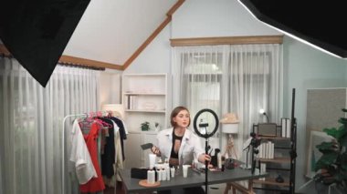 Kadın Etkilenen Vlog video görüntülerini canlı yayınlıyor Makyaj primi sosyal medya veya blog. Kozmetik stüdyosu ışıklandırmalı mutlu genç kız çevrimiçi pazarlama oturumu yayını için..