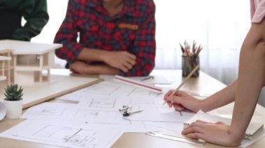 Mimari ekipman incelemesi kullanarak yavaş çekim ev tasarımcısı ve müşteri veya müşteriyle birlikte mimari ev modeli tasarım örneklerini ölçer. Filizlenen