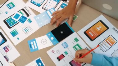 Mobil uygulama ya da web sitesi için kullanıcı arayüzü prototipi planlayan şirket çalışanlarının en iyi görünüm videosu. UX UI tasarımcı beyin fırtınası kullanıcı dostu arayüz planı. Sinerjik