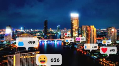 Sosyal medya simgeleri, sosyal ağ uygulama platformu üzerinden insanların karşılıklı bağlantılarını gösteriyor. Çevrimiçi toplum ve sosyal medya pazarlama stratejisi kavramı .